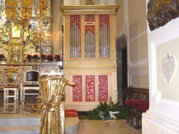 Ch�rov� varhany improvizovan� um�st�ny bez p�dia v presbyt��i svatohorsk� baziliky 