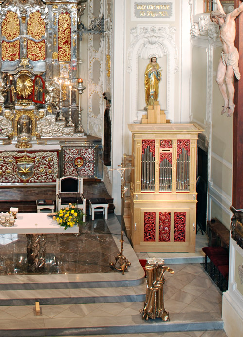 Ch�rov� varhany um�st�ny na p�diu v presbat��i svatohorsk� baziliky